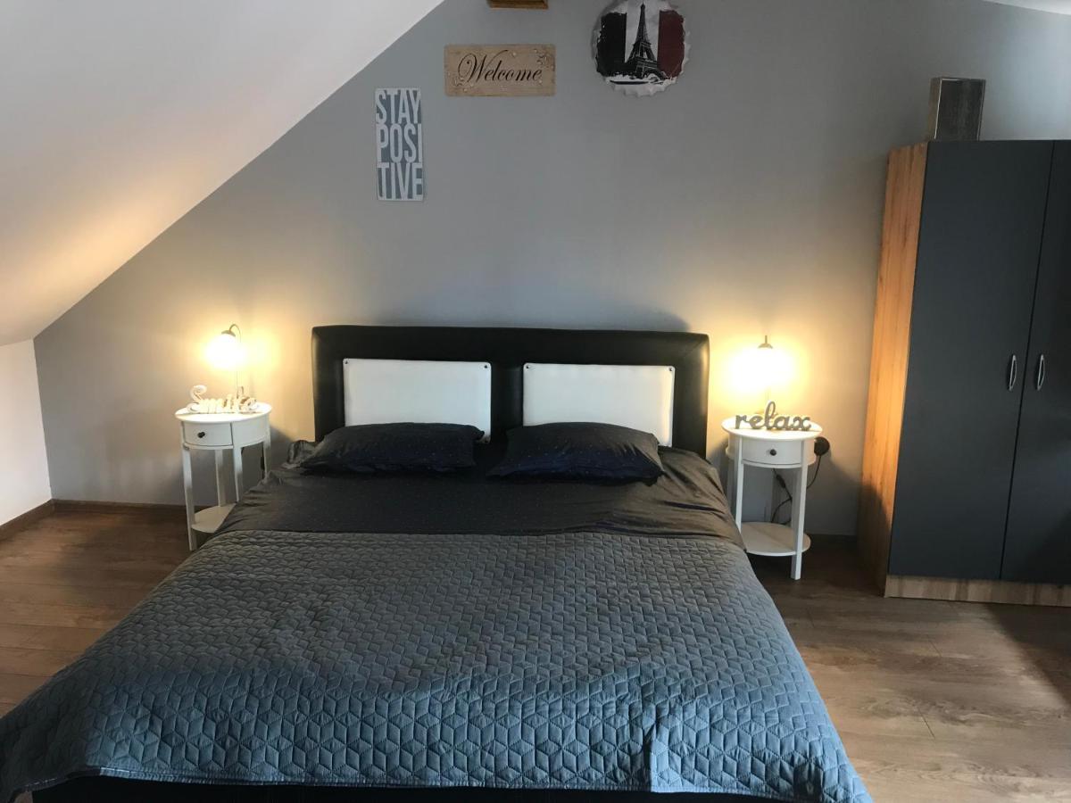 Garsoniera Delia Brasov Lägenhet Exteriör bild